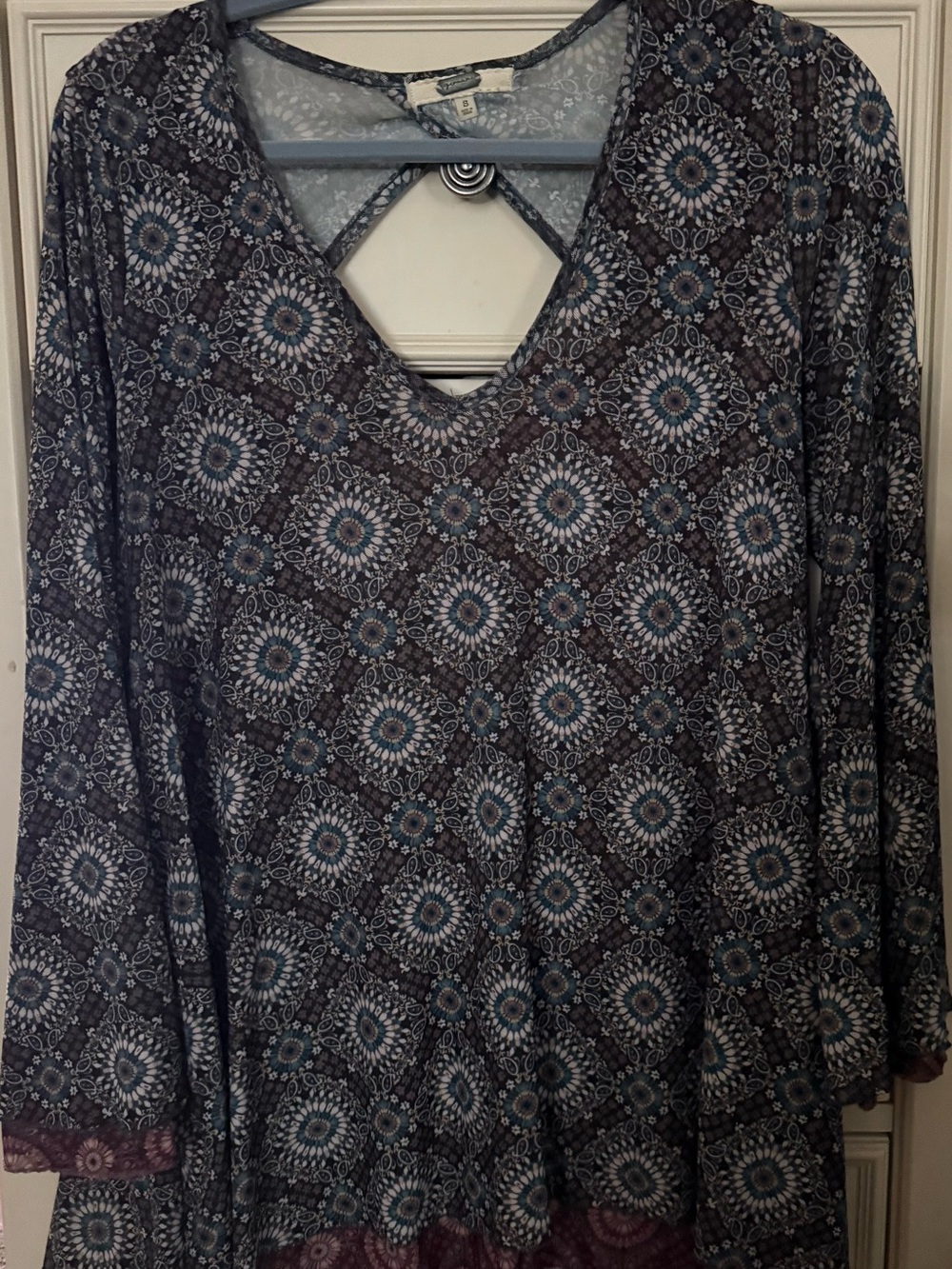 Gimmicks by BKE medallion Print Sharkbite Tunic Top Strappy Keyhole Back sz